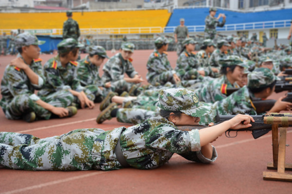 同学们认真练习